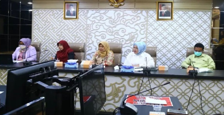 Sekretariat DPRD Jabar menerima audiensi emak-emak yang tergabung dalam Perempuan Sunda Bergerak (PSB) di ruang Pansus, Selasa (2/8/2022). Sebelumnya, emak-emak ini menggelar orasi dalam aksi unjuk rasa di depan Gedung DPRD Jabar. Salah satunya aspirasinya yakni terkait mahalnya harga kebutuhan pokok. Selain itu juga meminta pemerintah memperhatikan sejumlah permasalahan lainnya, seperti kasus hukum yang masih tebang pilih. Perwakilan pengunjuk rasa diterima Kabag Fasilitator DPRD Jabar Anggota Komisi V dan II DPRD Jabar.