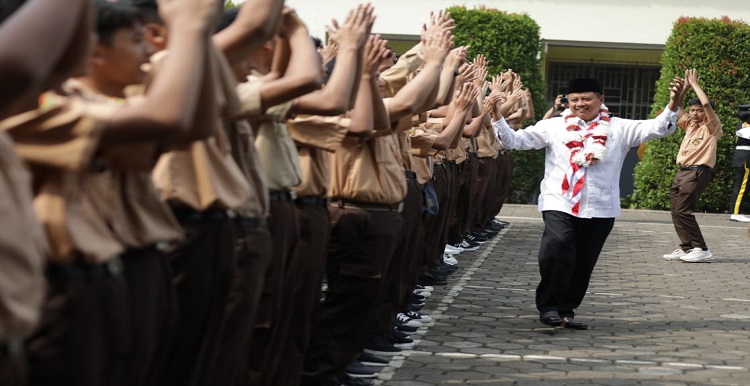 Wakil Gubernur Jawa Barat Uu Ruzhanul Ulum mengunjungi SMA Negeri 3 Kota Sukabumi dalam rangka Siaran Keliling (Sarling) Jabar di Kota Sukabumi, Jumat (26/8/2022). Dalam kunjungan itu, Pak Uu --sapaan Uu Ruzhanul-- menuturkan bahwa pendidikan duniawi dan ukhrawi harus seimbang guna melahirkan generasi paripurna. Generasi yang cerdas keilmuannya sekaligus baik akhlak dan karakternya. "Jangan sampai siswa hanya memikirkan duniawi, tapi ukhrawinya tidak," ucap Pak Uu. Selain itu, Pak Uu juga mendorong kepala sekolah di Jabar untuk terus berinovasi dalam kegiatan belajar mengajar, serta tidak melupakan pendidikan karakter bagi para siswa. Maka, Pak Uu berharap kepala sekolah dan Pemda Provinsi Jabar dapat membangun komunikasi dan koordinasi yang baik. Tujuannya agar ada kesamaan visi dalam mewujudkan Jabar Juara Lahir Batin.