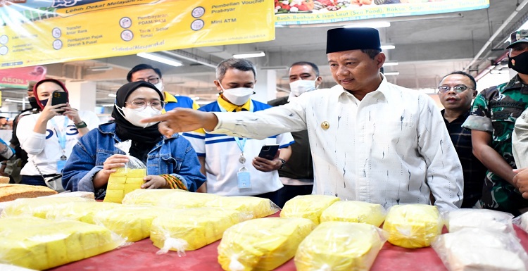 Wakil Gubernur Jawa Barat Uu Ruzhanul Ulum mengunjungi Pasar Pelita Kota Sukabumi, Jumat (26/8/2022). Kunjungan tersebut merupakan salah satu kegiatan dalam Siaran Keliling (Sarling) Jabar di Kota Sukabumi. Dalam kunjungan tersebut, Pak Uu --sapaan Uu Ruzhanul-- memantau aktivitas jual beli di Gedung Pasar Pelita Baru. Menurutnya, aktivitas di pasar tersebut sudah mulai bergerak dan ramai. Ruko-ruko pasar pun sudah terisi pedagang daging, sayuran, ikan, pakaian, tas, dan lain-lain. Meski begitu, kata Pak Uu, aktivitas jual beli di Pasar Pelita Baru harus terus dioptimalkan. "Kegiatan hari ini dalam rangka Siaran Keliling alias Sarling. Saya datang ke pasar yang sudah dibangun, tapi belum semua pedagang (Pasar Pelita lama) mau datang ke sini, padahal pasar bersih, ada AC, lift, eskalator," kata Pak Uu.