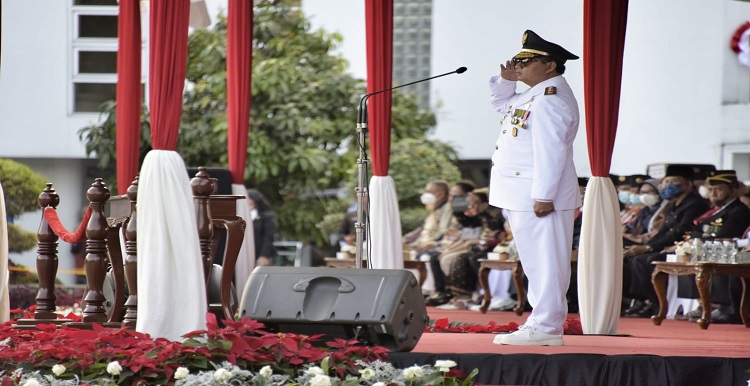 Gelar Senja di Lapangan Gasibu Bandung menutup rangkaian kegiatan HUT ke-77 RI tingkat Provinsi Jawa Barat, Rabu (17/8/2022). Wakil Gubernur Jawa Barat Uu Ruzhanul Ulum memimpin Gelar Senja yang diisi atraksi seni budaya dari berbagai etnis sebagai wujud keberagaman dan kekayaan Tanah Pasundan. Menyusul Gelar Senja, upacara penurunan Sang Merah Putih yang diikuti aparatur sipil negara berbagai perangkat daerah, anggota TNI/Polri, mahasiswa/pelajar, civitas akademika PTN/ PTS, serta disaksikan banyak masyarakat. Setelah itu, Wagub lanjut mengikuti secara virtual upacara penurunan Sang Merah Putih tingkat nasional dari Aula Timur Gedung Sate Bandung.