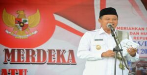 Wakil Gubernur Jawa Barat Uu Ruzhanul Ulum membuka Gebyar Bazar Merdeka Desa Cibatu dalam memperingati Tahun Baru Islam 1444 Hijriah dan Hari Ulang Tahun ke-77 Kemerdekaan RI di Alun-alun Desa Cibatu, Kecamatan Cibatu, Kabupaten Garut, Senin (29/8/2022). Pak Uu -sapaan karib Uu Ruzhanul Ulum- menuturkan, Pemda Provinsi Jawa Barat selalu berupaya meningkatkan kesejahteraan masyarakat desa karena desa merupakan ujung tombak dalam pembangunan. Jika peduli desa berarti peduli kabupaten, peduli kabupaten berarti peduli provinsi, dan peduli provinsi berarti peduli Nusantara. Oleh karena itu, ujar Pak Uu, Pemda Provinsi Jawa Barat melalui Dinas Pemberdayaan Masyarakat dan Desa terus beinovasi dan berkolaborasi untuk memajukan desa melalui beberapa program, di antaranya melalui Program Satu Desa Satu Produk, Desa Digital, dan BUMDes. Menurut Pak Uu, dalam pelaksanaannya melibatkan generasi muda yang mempunyai inovasi, yang mampu memanfaatkan potensi sumber daya alam di desa.