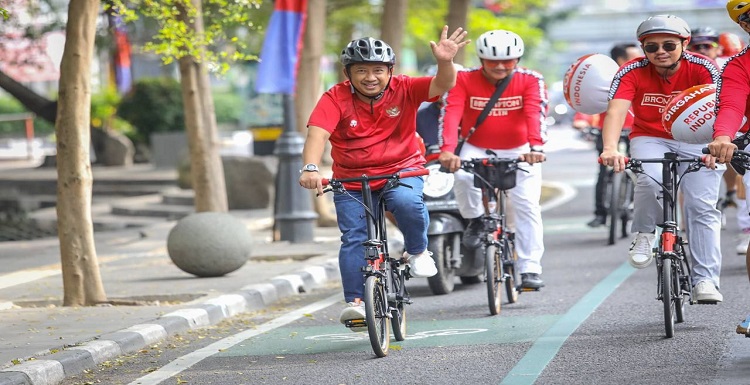 Wali Kota Bandung, Yana Mulyana mengimbau warga tetap menjaga daya tahan tubuh selama masa pandemi Covid-19 ini. Selain mengonsumsi makanan plus vitamin,. Yana mengajak warga rutin berolahraga untuk menjaga kebugaran tubuh.Salah satu olahraga yang disarankan Yana yaitu bersepeda. "Dengan kegiatan bersepeda bisa meningkatlan imunitas," katanya di sela-sela acara Gowes Merdeka Bromlin, di Sultan Hub, Jalan Tirtayasa, Minggu 21 Agustus 2022. Pada acara tersebut, Yana bersama puluhan anggota pecinta sepeda lipat Brompton menyusuri sejumlah ruas jalan di Kota Bandung. Mulai dari Jalan Sultan Tirtayasa, jalan Ir H. Djuanda, Jalan Merdeka dan berakhir di Balai Kota Bandung.