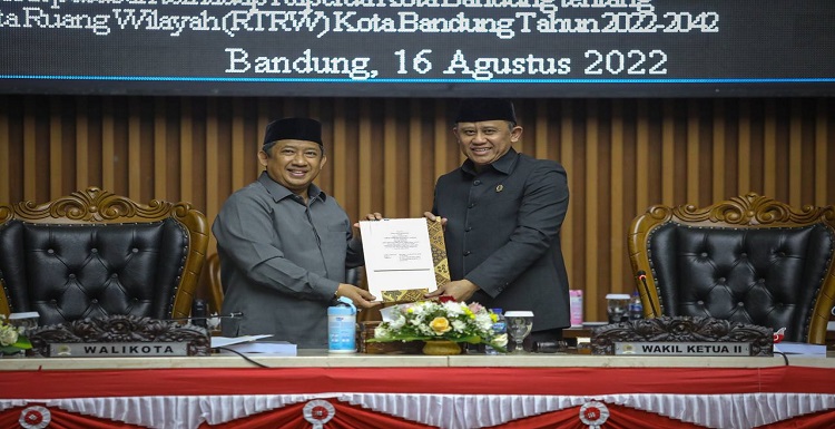 Rancangan Peraturan Daerah (Raperda) Kota Bandung tentang Rencana Tata Ruang Wilayah (RTRW) 2022-2042 disetujui menjadi Peraturan Daerah (Perda). Pengesahan itu dilakukan melalui Rapat Paripurna di Gedung DPRD Kota Bandung, Selasa 16 Agustus 2022. Atas hal itu, Wali Kota Bandung Yana Mulyana berharap, Raperda yang telah disetujui menjadi Perda tentang RTRW dapat memberi manfaat bagi tata ruang Kota Bandung. “Alhamdulillah, dalam rapat paripurna DPRD, telah disetujui satu buah Raperda tentang rencana tata ruang wilayah,” kata Yana.