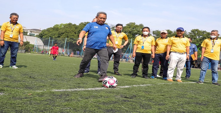 Sebanyak 34 tim mengikuti Kompetisi U-13 Piala Persib Asosiasi Kota (Askot) PSSI Bandung di Lapang Lodaya, Sabtu 3 September 2022. Menurut Wali Kota Bandung, Yana Mulyana, turnamen yang diikuti 34 tim dari 36 klub anggora Askot PSSI kota Bandung ini merupakan bagian dari pembinaan pemain usia dini. "Mudah-mudahan dengan konsistensinya, kompetisi melahirkan bibit pemain berprestasi," beber Yana di Lapang Lodaya, Sabtu 3 September 2022. Kendati demikian, Yana meminta agar pembinaan usia dini juga bisa memanfaatkan "sport science". Sport Science merupakan sistematis dan terstruktur tentang fenomena olahraga yang dibangun melalui proses penelitian ilmiah. Sebagai disiplin ilmu tersendiri, cakupan penelitian ilmu keolahragaan dapat didasarkan pada berbagai studi. "Karena sepak bola sudah menjadi industri. Saya titip juga supaya sport science sudah masuk. Sehingga anak-anak pada sekolah bola itu beban latihan sesuai dengan usia. Kalau tidak, itu berpotensi cedera," bebernya.