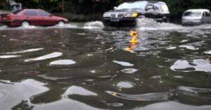 emerintah Kota (Pemkot) Bandung berencana membangun rumah pompa untuk mengatasi banjir di Kopo Citarip. Rencananya pada September ini pembangunan akan dimulai setelah proses lelang selesai. Hal ini disampaikan Kepala Bidang Pengendalian Daya Rusak Air Dinas Sumber Daya Alam dan Bina Marga (DSDABM) Kota Bandung, Dini Dianawati di Bandung, Rabu, 14 September 2022. Ia mengatakan, rumah pompa ini akan menampung aliran air sementara. Setelah itu dipompa ke sungai. "Sebab penampung Sungai Citarip sudah tidak tertampung. Jadi kita solusikan rumah pompa, memindahkan air dari saluran ke sungai," jelas Dini. Sembari menunggu proses lelang selesai, Pemkot Bandung juga tengah menangani pembenahan drainase yang ada di Kopo Citarip. Namun, ada beberapa kendala yang Dini rasa cukup menghambat proses perbaikan drainase. "Di Kopo Citarip itu sudah padat pemukiman. Jadi agak kesulitan juga kalau mau benahi seluruh drainase. Sebab, banyak rumah yang berdiri di atas saluran," ucapnya.