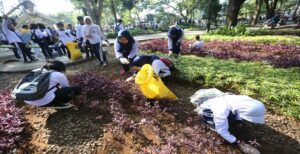 Ribuan warga Kota Bandung turun ke jalan dalam acara Bebersih Bandung Jilid 4, Sabtu 17 September 2022. Mereka tersebar di 30 kecamatan dan 151 kelurahan se-Kota Bandung. Kegiatan Bebersih Bandung Jilid 4 berpusat di Alun-alun Kota Bandung dan dipimpin oleh Sekretaris Daerah Kota Bandung, Ema Sumarna. Ema menyebut kegiatan ini merupakan bagian dari ikhtiar mengisi rangkaian Hari Jadi ke-212 Kota Bandung. “Kita ingin melihat kota Bandung jauh lebih baik dari hari kemarin. Persiapkan di masa yang akan datang dan selamamya dengan koridor tertib bersih dan indah,” ucap Ema. Bebersih Bandung Jilid 4 diisi oleh kegiatan pembersihan ruas jalan, drainase, dan juga bagian gedung-gedung dari vandalisme.