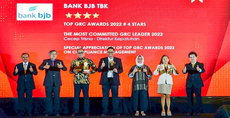 PT Bank Pembangunan Daerah Jawa Barat dan Banten, Tbk. (bank bjb) tahun ini kembali berhasil meraih Top Governance, Risk & Compliance (GRC) Award 2022. Terdapat tiga penghargaan yang diraih bank bjb dan direksi bank bjb tahun ini. Ketiga penghargaan tersebut adalah The Most Committed GRC Leader 2022, TOP GRC Awards 2022, dan Special Appreciation of TOP GRC Awards 2022 on Compliance Management. Penghargaan diberikan pada ajang Top GRC Awards 2022 di Hotel Raffles Jakarta, Selasa 6 September 2022. Direktur Kepatuhan bank bjb Cecep Trisna menjadi penerima penghargaan yang diraih perusahaan di ajang tersebut. Menangkat tema GRC Empowerment in Digital era and its Support to G20 Indonesia Presidency, acara tersebut turut dihadiri berbagai perusahaan penerima penghargaan.