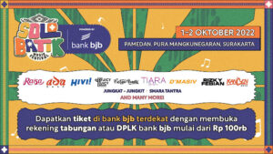 bank bjb memberikan kemudahan bagi masyarakat yang hendak menghadiri konser musik Solo Batik Music Festival (Sobat Fest) di Pamedan Pura Mangkunegaran, Sabtu 1 Oktober 2022 hingga Minggu 2 Oktober 2022. Hanya dengan membuka rekening tabungan bank bjb, nasabah dapat memperoleh tiket Sobat Fest, simak caranya berikut ini. Solo Batik Music Festival adalah festival musik yang menghadirkan berbagai musisi papan atas nasional. Mulai dari Raisa, Fiersa Besari, Tiara Andini, Rizky Febian, ADA Band, hingga d’Masiv. Selain itu ada pula HIVI!, Kangen Band, Juicy Luicy, Jungkat Jungkit dan masih banyak lagi. Untuk memperoleh tiket festival tersebut caranya sangat mudah, calon nasabah bisa langsung membuka rekening tabungan bank bjb dengan cara yang praktis. Perusahaan membuka kesempatan seluas-luasnya bagi masyarakat untuk bisa mendapatkan tiket konser Sobat Fest. “Hanya dengan membuka rekening tabungan di bank bjb, masyarakat bisa langsung mendapatkan tiket nonton Solo Batik Music Festival,” ungkap Pemimpin Divisi Corporate Secretary bank bjb Widi Hartoto.