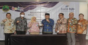 bank bjb dan Dinas Pemberdayaan Masyarakat dan Desa (DPMD) Provinsi Jawa Barat melaksanakan penandatanganan Perjanjian Kerjasama (PKS) di Hotel De Braga Bandung, Senin 19 September 2022. Acara tersebut dihadiri oleh perwakilan kedua belah pihak. PKS yang ditandatangani adalah tentang peningkatan Indeks Desa Membangun melalui optimalisasi peran Patriot Desa. Lewat kerja sama ini, masyarakat yang menjadi binaan para Patriot Desa akan diberikan peningkatan literasi dan inklusi keuangan melalui produk perbankan dari bank bjb. Acara penandatanganan PKS tersebut dihadiri oleh Direktur Komersial dan UMKM bank bjb Nancy Adistyasari, Pemimpin Divisi Kredit UMKM bank bjb Denny Mulyadi, Pemimpin Divisi Hubungan Kelembagaan bank bjb Bapak Isa Anwari, Pemimpin Divisi Kredit Ritel Bapak Rudy Purwadi, Executive Business Officer Bapak Jadi Kusmaryadi, Kepala Dinas Pemberdayaan Masyarakat Desa (DPM Desa) Jawa Barat Dicky Saromi, dan Kepala Dinas Koperasi dan Usaha Kecil Jawa Barat Kusmana Hartadji beserta jajaran. Adapun Patriot Desa merupakan program DPM Desa Jawa Barat sejak 2019. Anggota dari Patriot Desa ini adalah para pemuda Jawa Barat yang telah melalui proses seleksi, pelatihan dan pendidikan untuk menggali potensi yang ada di desa dan memajukan desa. Saat ini, terdapat 200 orang patriot desa yang tesebar di 19 Kabupaten dan 1 Kota di Provinsi Jawa Barat.