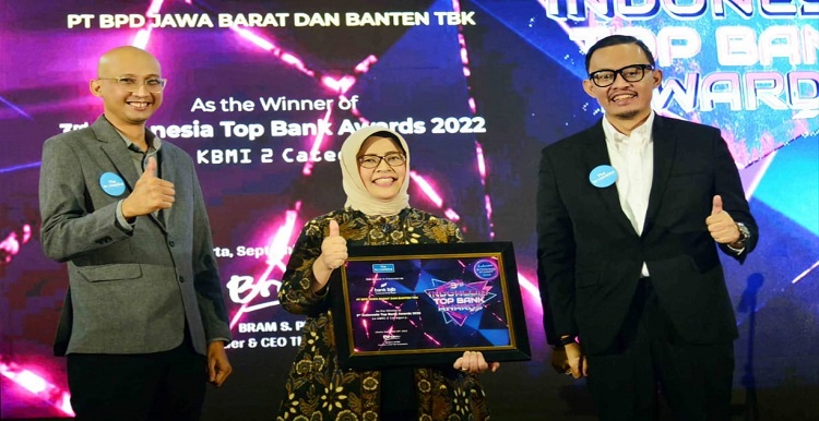 Investasi di sektor digital yang dilakukan bank bjb kembali berbuah manis. Berkat digitalisasi, kinerja bisnis bank bjb semakin baik. Selain itu, nasabah semakin mudah dalam bertransaksi. Hal ini juga menjadikan bisnis bank bjb semakin efisien. Tak heran, dengan berbagai terobosan dan inovasi yang dilakukan, kinerja keuangan bank bjb juga semakin positif selama kurun waktu 2020-2021. Dengan sejumlah pencapaian tersebut, bank bjb meraih penghargaan sebagai 'Top Bank in KBMI 2 Category 2022' dalam ajang 3rd Indonesia Top Bank Awards 2022 dan seminar Indonesia Banking Summit 2022 bertema The Next Phase of Banking in Indonesia, yang diselenggarakan The Iconomics, di Jakarta, Jumat (9/9). Penghargaan diterima langsung oleh Direktur Keuangan bank bjb Nia Kania. Dalam sambutannya Nia menyampaikan, bank bjb yang merupakan salah satu perbankan terbesar di Indonesia, juga akan semakin fokus melakukan transformasi digital dengan memperkuat infrastruktur teknologi sistem pembayaran sebagai jangkar optimalisasi pendapatan. Saat ini telah terbentuk ekosistem digital yang meliputi pengguna aplikasi mobile bjb DIGI sebanyak lebih dari 849 ribu pengguna, atau tumbuh hampir 5 kali lipat dari tahun 2020.