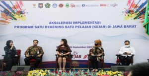 bank bjb memberikan dukungan penuh terhadap program satu rekening satu pelajar (KEJAR) secara masih dan efektif di Provinsi Jawa Barat demi meningkatkan inklusi keuangan. Komitmen bank bjb dibuktikan melalui kolaborasi bersama Kementerian Koordinator Bidang Perekonomian Pemerintah Daerah Provinsi Jawa Barat, Bank Indonesia, Otoritas Jasa Keuangan, Instansi/Lembaga terkait dalam kegiatan Akselerasi dan Implementasi Program KEJAR di Jawa Barat yang berlangsung pada Kamis, 15 September 2022 di Gedung Sate, Kota Bandung. Acara ini dihadiri Wakil Gubernur Jawa Barat Uu Rhuzanul Ulum, Asisten Deputi Keuangan Inklusif dan Keuangan Syariah Kementerian Koordinator Ekonomi RI Erdiriyo, Direktur Pengawasan Lembaga Jasa Keuangan 2 dan Manajemen Strategis Regional II Jawa Barat Otoritas Jasa Keuangan Aulia Fadly, Asisten Perekonomian dan Pembangunan Sekertaris Daerah Provinsi Jawa Barat M. Taufiq Budi Santoso, Pemimpin Divisi Dana & Jasa Konsumer bank bjb Edy Kurniawan Saputra, dan para tamu undangan lainnya. Dalam rangka meningkatkan budaya menabung sejak dini serta kemudahan memiliki akses terhadap produk/layanan jasa keuangan formal oleh setiap pelajar di Indonesia, telah diterbitkan Surat Edaran (SE) dari Kementerian Dalam Negeri, Kementerian Pendidikan, Kebudayaan, Riset dan Teknologi dan Kementerian Agama tentang Akselerasi Program Satu Rekening Satu Pelajar (KEJAR).