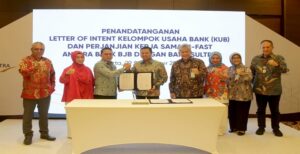 Sejalan dengan semangat dalam memperkuat stabilitas sistem perbankan Indonesia dan selaras dengan Peraturan Otoritas Jasa Keuangan (POJK) Nomor 12 Tahun 2020 tentang Konsolidasi Bank Umum, pelaksanaan sinergi bisnis Bank Pembangunan Daerah (BPD) yang diinisiasi bank bjb semakin meluas dan intens untuk menuju skema penguatan permodalan melalui Kelompok Usaha Bank (KUB). Setelah sebelumnya bank bjb menyetorkan dana tahap pertamanya senilai 100 milliar rupiah untuk penyertaan modal kepada Bank Bengkulu dalam kerangka KUB melalui penandatangan Perjanjian Kerja Sama (PKS) pada akhir Juli 2022 lalu, kali ini Bank Sultra berencana akan turut serta bergabung dalam KUB bank bjb dengan ditandatanganinya Letter of Intent (LOI) bersama pada hari Kamis, 29 September 2022 di Jakarta oleh Yuddy Renaldi selaku Direktur Utama bank bjb dengan Abdul Latief selaku Direktur Utama Bank Sultra serta Suhud selaku Komisaris Utama Bank Sultra. Melalui LOI tersebut, bank bjb dan Bank Sultra berkomitmen untuk menjalin sinergi bisnis yang dapat menciptakan nilai positif bagi kedua belah pihak serta melakukan langkah-langkah yang diperlukan sesuai Peraturan OJK (POJK) 12/2020 termasuk penyertaan modal sehingga Bank Sultra dapat menjadi anggota KUB bank bjb. Disampaikan Yuddy, bank bjb sangat terbuka untuk kolaborasi, mengingat kolaborasi adalah hal paling penting yang harus dilakukan BPD dalam melakukan inovasi dan transformasi agar mampu berkompetisi di industri perbankan.