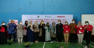 Sebagai wujud komitmen perusahaan dalam memajukan perekonomian Jawa Barat, bank bjb berkolaborasi dengan Mercy Corps dan The Starbucks Foundation menggelar edukasi literasi keuangan bagi para keluarga petani kopi di Jawa Barat. Edukasi tersebut diselenggarakan di Kabupaten Bandung dan Kabupaten Garut pada 1-2 September 2022. Melalui program BENTANI iBrewing Change: Women’s Empowerment in Coffee Origin Communities, sebanyak 2.000 petani kopi, istri petani kopi dan perempuan muda Jawa Barat dibina untuk meningkatkan akses kebersihan, kesehatan, kemampuan kepemimpinan hingga kesejahteraan ekonomi mereka. Salah satu langkahnya adalah dengan mendekatkan akses perbankan. Berdasarkan hasil assessment dari program BENTANI, sebanyak 67 persen perempuan di wilayah pertanian kopi masih menabung di rumah, 20 persen di bank, dan sisanya di koperasi. Oleh karenanya, program BENTANI mengupayakan peningkatan kesejahteraan ekonomi para perempuan di wilayah pertanian kopi dengan mengenalkan akes perbankan kepada mereka.