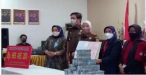 Kejaksaan Negeri (Kejari) Kota Bogor menyerahkan barang bukti tindak pidana korupsi berupa uang senilai Rp985.485.200 kepada Pemda Provinsi Jawa Barat. Penyerahan barang bukti yang berlangsung di Kantor Kejari Kota Bogor, Kamis (1/9/2022), tersebut diserahkan oleh Kepala Kejari Kota Bogor Sekti Anggraini kepada Asisten Daerah Bidang Pemerintahan dan Kesra Provinsi Jabar Dewi Sartika. "Ini untuk pertama kalinya, institusi kejaksaan menyerahkan barang bukti uang hasil tindak pidana korupsi ke kas pemerintah daerah sesuai amanat putusan Mahkamah Agung (MA), karena biasanya ke Kas Negara," ucap Sekti. Menurut Sekti, pengembalian ke kas pemerintah daerah memang sesuai tuntutan yang dibuat oleh tim penuntut umum Kejaksaan Negeri Kota Bogor dalam persidangan. "Saya mengapresiasi jajaran penuntut umum yang detail dalam menyusun tuntutan, sehingga dalam kasus ini barang bukti bisa dikembalikan ke kas pemerintah daerah, dan itu diadopsi utuh dalam putusan MA," jelasnya Asisten Daerah Bidang Pemerintahan dan Kesra Setda Provinsi Jabar Dewi Sartika menyebut peristiwa penyerahan barang bukti uang tindak pidana korupsi ke kas daerah adalah sebuah terobosan.