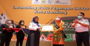 Buku pegangan untuk program Sadar Lalu Lintas Usia Dini (Salud) resmi diluncurkan Dinas Perhubungan Kota Bandung, Rabu 21 Desember 2022. Peluncuran buku ini dirangkaikan dengan sosialisasi program Salud sebagai upaya edukasi keselamatan lalu lintas bagi anak usia dini. Kepala Dinas Perhubungan (Dishub) Kota Bandung Dadang Darmawan menyebut, buku pegangan Salud merupakan rangkaian materi keselamatan berlalu lintas dengan menyesuaikan muatan lokal. “Buku ini akan menjadi pedoman bagi kita tentang budaya keselamatan berlalu lintas,” harapnya. Ia juga berharap, kepada pengajar PAUD sampai SD yang bermitra dengan Bunda PAUD, agar bisa menyosialisasikan program Salud kepada siswa-siswinya. Menurutnya, pembentukan karakter dan sadar keselamatan lalu lintas akan mendorong anak untuk menjadi agen keselamatan lalu lintas di masa depan.