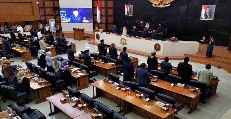 Dewan Perwakilan Rakyat Daerah (DPRD) provinsi Jawa Barat, menyetujui Raperda Penyertaan modal Pemda provinsi Jabar kepada PT Migas Utama Jabar, menjadi Perda. Hal itu ditandai dengan penandatangan persetujuan bersama pimpinan DPRD jabar dan Gubernur Jabar Ridwan Kamil, pada Rapat Paripurna DPRD Jabar yang dipimpin Wakil Ketua Dewan Ineu Purwadewi Sundari di gedung DPRD jalan Diponegoro kota Bandung, Rabu (14/9/2022). “BUMD ini sebelumnya adalah PT. Migas Hulu Jabar. Dikarenakan ada perluasan usaha dibidang energi dan sumber daya mineral, disamping minyak dan gas bumi, maka nama perusahaan ini berubah menjadi PT. Migas Utama Jabar (Perseroda), ” ujar Anggota Pansus VIII H. Husin.