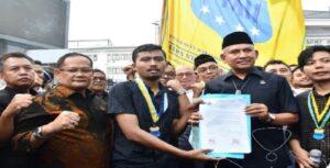 Wakil Ketua DPRD Provinsi Jawa Barat Achmad Ru'yat bersama perwakilan lintas Komisi DPRD Jabar menerima aksi demo Pengurus Koordinator Cabang Pergerakan Mahasiswa Islam Indonesia (PKC PMII) Jawa Barat terkait penolakan kenaikan BBM yang bertempat di Gedung DPRD Jabar. Rabu, (7/9/22). Wakil Ketua DPRD Jabar, Achmad Ru'yat mengatakan, tuntutan dari mahasiswa telah didengar langsung oleh rekan-rekan lintas fraksi yang ada di DPRD Jabar. "(Kami) sangat mengerti dan memahami (tuntutan mahasiswa) agar Pemerintah Pusat membatalkan kenaikan harga BBM yang sangat signifikan pada BBM bersubsidi," kata Ru'yat usai beraudiensi dengan mahasiswa di depan Gedung DPRD Jabar, Rabu (7/9/2022).