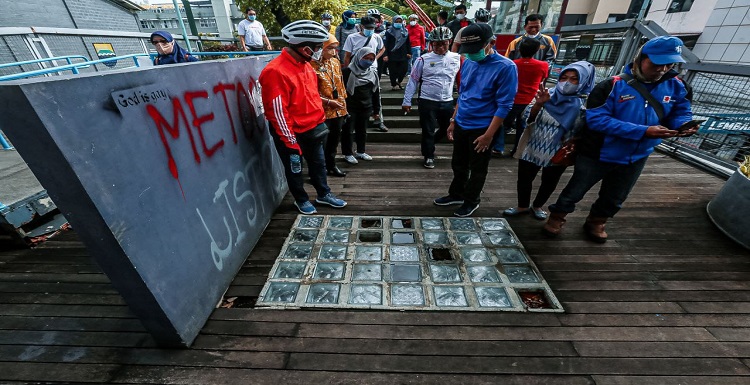 Pemerintah Kota Bandung memastikan perbaikan sarana dan infrastruktur di sejumlah titik. Hal itu disampaikan Sekretaris Daerah Kota Bandung Ema Sumarna usai meninjau sejumlah titik di Kota Bandung. Adapun sejumlah titik yang ditinjau antara lain: kawasan Jalan Ir. H. Djuanda (Dago), Jalan Cihampelas, dan Jalan Leuwipanjang. Titik-titik yang ditinjau dalam kegiatan ini akan diperbaiki baik dari segi estetika maupun fungsinya. “Pengawalan dan pengawasan di Kawasan Dago itu sudah rutin. Namun ada beberaoa kendala seperti keberadaan reklame yang tidak sesuai dengan estetika tata ruang. Itu yang nanti akan kita tertibkan,” ujar Ema di Kecamatan Bojongloa Kidul, Jumat 9 September 2022. Terkait aspek ducting atau pemindahan kabel ke area bawah tanah, Ema menyebut progressnya di kawasan Dago sudah sesuai dengan yang diharapkan.