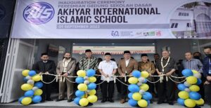 Gubernur Jawa Barat Ridwan Kamil bersama Menteri Perdagangan Zulkifli Hasan meresmikan operasional gedung Sekolah Dasar Akhyar International Islamic School, di komplek Greenview Jaka Setia, Bekasi Selatan, Kota Bekasi, Kamis (1/9/2022). Gubernur mengapresiasi berdirinya sekolah swasta berbasis keagamaan ini karena kehadiran sekolah swasta turut mendukung peran pemerintah dalam meningkatkan pendidikan di Indonesia. "Mengapa ada sekolah swasta karena negara tak sanggup mengurusi seluruh dimensi pendidikan. Kita membutuhkan orang-orang baik, para dermawan untuk membangun peradaban," kata Ridwan Kamil. Menurutnya, membangun peradaban, khususnya sumber daya manusia bukan hanya tugas negara, melainkan semua pihak yang mencintai kemanusiaan dan peradaban.