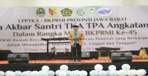 Gubernur Jawa Barat Ridwan Kamil menghadiri acara puncak Milad Badan Komunikasi Pemuda Remaja Masjid Indonesia (BKPRMI) Provinsi Jabar ke-45 di SOR Volley Indoor Si Jalak Harupat, Kabupaten Bandung, Sabtu (24/9/2022). Dalam acara tersebut, Kang Emil --sapaan Ridwan Kamil-- berpesan kepada BKPRMI Jabar untuk terus berdakwah dan memajukan generasi muda menjadi generasi Islami yang modern. "Saya membina Dewan Masjid Indonesia (DMI) sebagai pengurus DKM, membina juga BKPRMI sekarang membantu menyiapkan generasi-generasi Qur'ani," ucap Kang Emil. Selain itu, Kang Emil menuturkan bahwa Pemda Provinsi Jabar sudah merealisasikan salah satu aspirasi BKPRMI yakni memberikan perlindungan tenaga kerja bidang keagamaan, khususnya guru ngaji, melalui Program Jamsostek.