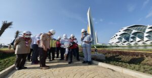 Gubernur Jawa Barat Ridwan Kamil menargetkan Masjid Raya Al-Jabbar sudah bisa dipakai masyarakat untuk salat setidaknya Desember 2022. "Insya Allah akhir Desember akan kita resmikan. Akhir Desember sudah bisa salat, sekarang udah 60 persen tinggal September, Oktober, November masih ada empat bulan lagi," kata Ridwan Kamil usai mengecek progres pembangunan Masjid Raya Al-Jabbar, di Kecamatan Gedebage, Kota Bandung, Rabu (14/9/2022). Menurut pria yang kerap disapa kang Emil, Masjid Raya Al-Jabbar sedang dikebut di semua lini dengan tetap memperhatikan kualitas. Gubernur meyakini 29-31 Desember 2022 akan menjadi hari peresmian Masjid Raya Al-Jabbar.