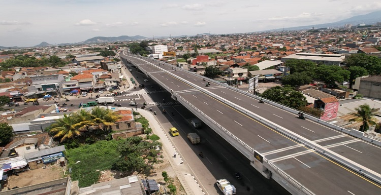 Pembangunan fly over Kopo telah selesai 100 persen dan kini akan memasuki tahap uji laik fungsi sebelum resmi dibuka. Tahap uji laik fungsi ini guna memasikan kelaikan dan keamanan kontruksi jalan layang sebelum nantinya dibuka untuk dilintasi masyarakat. Kementerian PUPR dalam keterangan resminya menyebut, fly over sepanjang 1,3 kilometer itu akan diuji fungsi pada Rabu 21 September 2022 pukul 24.00 WIB atau Kamis 22 September 2022 pukul 00.00 WIB. “Setelah dinyatakan aman dan sudah dirapikan semuanya, baru dilakukan uji coba lalu lintas (open traffic) termasuk kelengkapan marka dan rambu-rambunya,” ujar Endra S. Atmawidjadja selaku Staf Ahli Mentri PUPR Bidang Teknologi, Industri, dan Lingkungan.