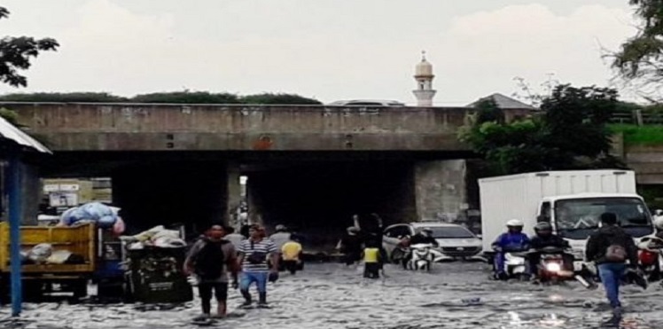 Setelah diguyur hujan tiga hari silam, beberapa titik di Kota Bandung mengalami banjir. Salah satunya Terowongan Cibaduyut. Untuk menangani permasalahan tersebut, Pemerintah Kota (Pemkot) Bandung berencana membangun sumur imbuhan atau sumur resapan tambahan pada tahun ini. Kepala Bidang Pengendalian Daya Rusak Air Dinas Sumber Daya Alam dan Bina Marga (DSDABM) Kota Bandung, Dini Dianawati menyampaikan, pembangunan sumur resapan Cibaduyut untuk penanganan banjir telah masuk pada tahap perjanjian kerja sama. "Pemkot Bandung dan Pemerintah Kabupaten Bandung sudah bersepakat untuk membenahi Cibaduyut. Sebenarnya tahun 2020 Pemkot Bandung juga sudah membangun sumur imbuhan atau sumur resapan dalam," ujar Dini , Rabu, 14 September 2022.