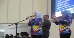 Ketua Tim Penggerak Pemberdayaan Kesejahteraan Keluarga Provinsi Jawa Barat Atalia Praratya Kamil mengingatkan pentingnya menjaga kesehatan fisik dan mental dengan berolahraga secara teratur. Ini diungkapkan Atalia ketika membuka Lomba Senam memperingati Hari Olahraga Nasional (Haornas) Tahun 2022 di Gedung Youth Center, Kota Bandung, Selasa (13/9/2022). "Kesehatan itu penting supaya kita tidak mudah stres dan kena penyakit. Jadi kalau ada virus kita bisa tangkis, termasuk kalau ingin menjaga berat badan tubuh, jangan lupa berolahraga," tuturnya. Lomba senam dalam gelaran Haornas ini diinisiasi oleh Dinas Pemuda dan Olahraga Jabar berkolaborasi dengan Jabar Bergerak, yang sebelumnya bekerja sama di tahun 2021 secara virtual.