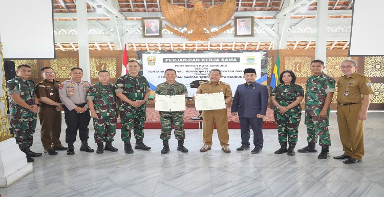 Pemerintah Kota (Pemkot) Bandung menjalin kerja sama dengan TNI AD terkait Tempat Pengelolaan Sampah Terpadu (TPST). Kerja sama itu ditandai dengan penandatanganan oleh Wali Kota Bandung, Yana Mulyana dengan Komandan Pussenkav Kodiklat TNI AD, Mayjen TNI Yanuar Adil di Pendopo Kota Bandung, Senin 12 September 2022. Kerja sama ini yaitu pemanfaatan lahan seluas 2 hektar di Padalarang Kabupaten Bandung Barat yang merupakan milik TNI AD. Lahan tersebut akan dijadikan TPST. Kerja sama ini bagian dari solusi jangka pendek hingga menengah yaitu dengan mempebanyak tempah pengelolaan sampah. Wali Kota Bandung, Yana Mulyana menyambut baik kerja sama tersebut. Hal ini membuktikan TNI manunggal bersama rakyat dalam memerangi sampah. "Memang saat ini Kota Bandung tidak punya TPA karena lahan. TPA Sarimukti di KBB digunakan oleh 5 kabupaten kota," katanya. Yana mengungkapkan, masa operasional TPA Sarimukti akan berakhir pada 2024 mendatang. Oleh karenanya, Kota Bandung perlu mempersiapkan diri sejak dini. Yaitu dengan memasifkan pengelolaan pemanfaatan sampah.