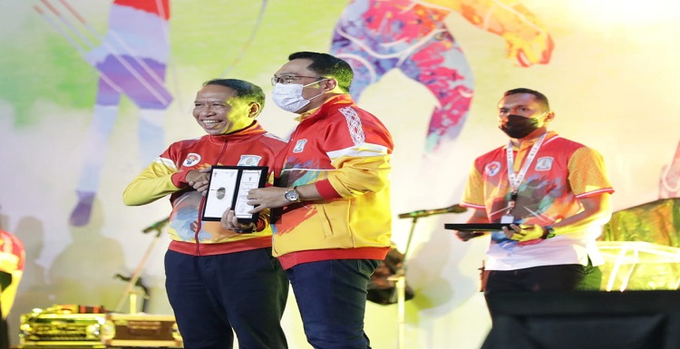 Wakil Presiden RI (Wapres) K.H. Ma’ruf membuka Peringatan acara puncak peringatan  Hari Olahraga Nasional Ke-39 Tahun 2022, dengan tema Bersama Cetak Juara di Stadion Batakan,Jl. Mulawarman,  Kota Balikpapan, Kalimantan Timur, Jumat (9/9/2022). Olahraga menjadi bagian penting dalam pembangunan nasional untuk meningkatkan kualitas hidup dan kesejahteraan masyarakat. Olahraga juga menjadi kebutuhan bagi setiap manusia untuk membentuk kesehatan fisik maupun spiritual seseorang. Untuk itu, diperlukan adanya penerapan ilmu pengetahuan olahraga yang diimplementasikan guna mendukung para atlet nasional. Dalam kesempatan itu Wapres mengajak seluruh pemangku kepentingan olahraga Indonesia untuk terus berkolaborasi membangun ekosistem yang modern dan kondusif bagi tumbuhnya industri olahraga nasional.  Pada acara puncak Hari Olahraga Nasional 2022 ini, Gubernur Jawa Barat Ridwan Kamil menerima penghargaan sebagai Insan Olahraga Berprestasi untuk Kategori Pembina. Penghargaan ini diraih karena Jawa Barat sukses menyabet juara umum pada Pekan Olahraga Nasional (PON) XIX Jawa Barat tahun 2016 dengan mengoleksi 531 medali, dengan rincian 217 emas, 157 perak, dan 157 medali perunggu Berikutnya pada PON XX tahun 2021 di Papua, Jabar juga meraih juara umum dengan torehan 133 emas, 105 perak, dan 118 perunggu Tahun ini, Provinsi Jawa Barat pun meraih juara umum dalam Olimpiade Olahraga Siswa Nasional (O2SN) Tingkat Nasional. uara umum yang diraih Jabar untuk semua jenjang, yaitu SD/Madrasah Ibtidaiyah (MI), SMP/Madrasah Tsanawiyah (MTs), SMA/Madrasah Aliyah (MA), SMK, dan Pendidikan Khusus/ Luar Biasa (SDLB/SMPLB)