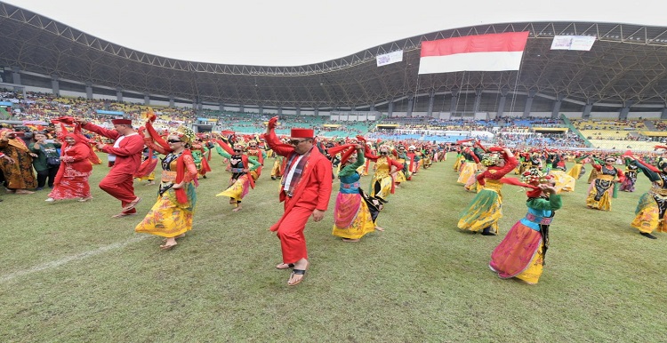 Gubernur Jawa Barat Ridwan Kamil tak kesulitan memperagakan Tari Ronggeng Beken saat diminta menari di atas panggung. Mengenakan pangsi merah khas Betawi lengkap dengan peci dan sarung, gerakan tangan dan kakinya nampak begitu lentur mengikuti irama gamelan. Bersama 3.000 penari Ronggeng Beken lainnya, Ridwan Kamil rupanya sedang memeriahkan acara Pesona Nusantara Bekasi Keren (PNBK) di Stadion Patriot Candrabhaga, Kota Bekasi, Sabtu (10/9/2022). "PNBK ini luar biasa, kita sudah rindu acara seperti ini," kata Ridwan Kamil. PNBK yang baru pertama kalinya digelar ini merupakan wadah kenusantaraan yang menampilkan seni budaya dari seluruh etnik Indonesia. Total ada 10.000 orang terlibat dalam PNBK. Mereka merupakan warga dari beragam entis yang menetap di Kota Bekasi.