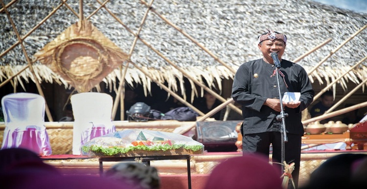 Wakil Gubernur Jawa Barat Uu Ruzhanul Ulum menghadiri Hibar Budaya dalam rangka memperingati Milangkala ke-2 Saung Kopi Hawwu di Saung Kopi Hawwu,  Kelurahan Cirendang, Kabupaten Kuningan, Minggu (25/9/2022). Dalam sambutannya Pak Uu –sapaan karib Uu Ruzhanul Ulum- mengatakan, Pemerintah Daerah Provinsi Jawa Barat menaruh perhatian atas tumbuh dan berkembangnya seni dan budaya di masyarakat Jabar, yang juga merupakan investasi peradaban dan masa depan bangsa. “Sebagai Wakil Gubernur, saya sering datang dari satu tempat ke tempat yang lain. Tetapi kalau acara Milangkala dengan niat ngamumule Budaya Sunda dari makanan, kesenian, dan yang lainnya dipandang sangat langka. Oleh karena itu saya sangat menghargai dan mengapresiasi kegiatan yang sangat hebat ini,” kata Pak Uu.