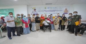 Rehabilitasi Bersumberdaya Masyarakat (RBM) Kota Bandung melaksanakan bakti sosial dalam rangkaian acara Hari Jadi ke-212 Kota Bandung (HJKB). Pada bakti sosial ini, sebanyak 100 orang disabilitas mendapatkan pelayanan kesehatan di RSUD Bandung Kiwari. pada Minggu, 18 September 2022. Ragam kasus yang dilayani antara lain pelayanan fisik, rehabilitasi, THT, ortho, gigi, mata, onkologi, dan lainnya. Ketua RBM Kota Bandung, Yunimar menyampaikan, pengobatan dan pemeriksaan lanjutan akan difasilitasi di RSUD Bandung Kiwari secara gratis. Kemudian, akan ada rujukan kembali untuk memberikan pelayanan kesehatan terbaik bagi para disabilitas. "Bakti sosial ini juga merupakan rangkaian HJKB berupa pelayanan kesehatan tindak lanjut hasil asesmen yang telah dilakukan sebelumnya bagi masyarakat disabilitas," ujar Yunimar. Kegiatan ini merupakan wujud komitmen RBM Kota Bandung dengan menggandeng berbagai pihak. Menurutnya, hal ini sebagai upaya dalam meningkatkan peran dan fungsi RBM untuk pemberdayaan dan rehabilitasi serta fasilitasi akses layanan bagi disabilitas.