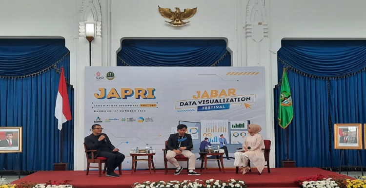 Data yang akurat dan mudah diakses menjadi kebutuhan. Tidak hanya untuk pemerintah, tetapi juga masyarakat luas. Oleh karenanya, Dinas Komunikasi dan Informatika Provinsi Jabar melalui Jabar Digital Service (JDS) telah memulai upaya untuk membangun sistem Open Data yang terintegrasi di Jabar sejak 2019. Pengembangan terus dilakukan hingga menuju satu data yang terintegrasi di 27 kabupaten dan kota di Jabar. Hal itu ditargetkan selesai pada 2023. Pembangunan dashboard data Jabar sendiri dipercepat sejak pandemi COVID-19.