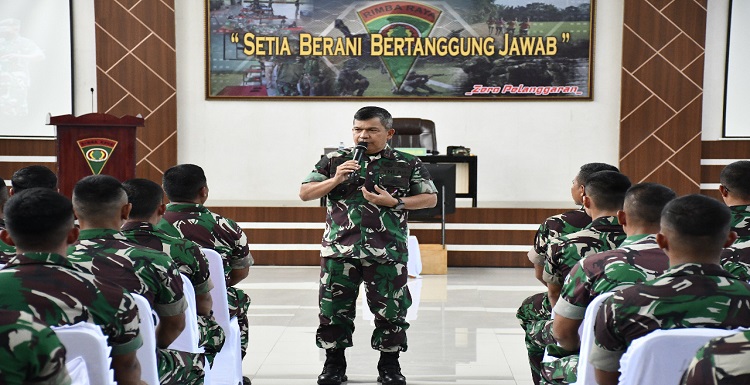 Pangdam I/Bukit Barisan, Mayjen TNI Achmad Daniel Chardin, SE, MSi, melakukan kunjungan kerja ke Markas Brigade Infanteri 7/Rimba Raya di Kecamatan Galang Barat, Kabupaten Deliserdang, Rabu (12/10/2022). Kehadiran Pangdam bersama sejumlah PJU Kodam I/BB disambut langsung oleh Komandan Brigif 7/RR, Kolonel Inf Gede Setiawan didampingi para Perwira Staf. Setelah menerima paparan Latihan Kesiapan Pratugas Yonif 125/Si'mbisa dalam rangka Satgas ke wilayah Kodam XVII/Cendrawasih, Pangdam kemudian memberikan arahan kepada seluruh Prajurit Brigif 7/RR.