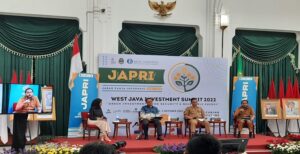 Nilai realisasi investasi di Jawa Barat sampai semester pertama 2022 sudah mencapai Rp83,5 triliun. Nilai itu masih yang tertinggi di antara realisasi investasi provinsi lain. Analis Kebijakan Ahli Madya Dinas Penanaman Modal dan Pelayanan Terpadu Satu Pintu (DPMPTSP) Jabar Deni Rusyana mengatakan, Jabar masih menjadi minat utama investor untuk masuk karena didukung banyaknya kemudahan berinvestasi, mulai dari ketersediaan infrastruktur sampai mudahnya mengurus perizinan. Selain itu, informasi peluang investasi di Jabar juga terus disampaikan, seperti melalui berbagai kegiatan pameran. Salah satunya, West Java Investment Summit atau WJIS. Pemda Provinsi Jabar bersama Bank Indonesia menggelar event promosi investasi berbalut kegiatan WJIS itu pada Rabu (5/10/2022) dan Kamis (6/10/2022).