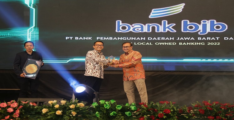 Transformasi digital yang dilakukan oleh bank bjb sehingga terus memberi manfaat kepada nasabah, mitra bisnis, maupun stakeholder kunci, kembali mendapat apresiasi dari pihak eksternal. Kesuksesan transformasi digital yang dilakukan bank bjb mendapat apresiasi dari Business Asia dalam kategori 'Best Digital Leadership in Local Owned Banking 2022' dalam ajang Digital Innovatioan and Achievment Award 2022 yang dilaksanakan pada Rabu (19/10) di Jakarta. Penghargaan tersebut diterima oleh Pemimpin Divisi Digital Banking bank bjb Arfianto Ramadhian. Dewan Juri yang terdiri dari para pakar di bidang Digital Innovation, IT, Telco, Transformasi Bisnis & Strategic Management, dari berbagai institusi, baik pemerintah maupun profesional; antara lain Kementerian Komunikasi dan Informatika (Kominfo), Pusyantek BRIN, ICT Institute, dan Asosiasi/Lembaga IT, memberikan penilaian kepada bank bjb sebesar 4.39 dari skala 5.00.