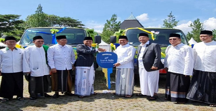 bank bjb menyerahkan Corporate Social Responsibility (CSR) berupa dua unit mobil Dump Truck kepada Pemerintah Daerah Kabupaten Sumedang melalui Dinas Lingkungan Hidup dan Kebersihan Kabupaten Sumedang. Hal ini merupakan bagian dari komitmen bank bjb dalam berkolaborasi menghadirkan kenyamanan masyarakat bersama dengan pemerintah daerah. Penyerahan CSR dilakukan di Lapangan Upacara Pusat Pemerintahan Sumedang, Sabtu 22 Oktober 2022. Bantuan dua unit Dump Truck tersebut secara simbolis diserahkan oleh Wakil Gubernur Jawa Barat Uu Ruzhanul Ulum kepada Bupati Sumedang Dony Ahmad Munir yang disaksikan oleh Pemimpin bank bjb Cabang Sumedang Achmad Djuansjah.