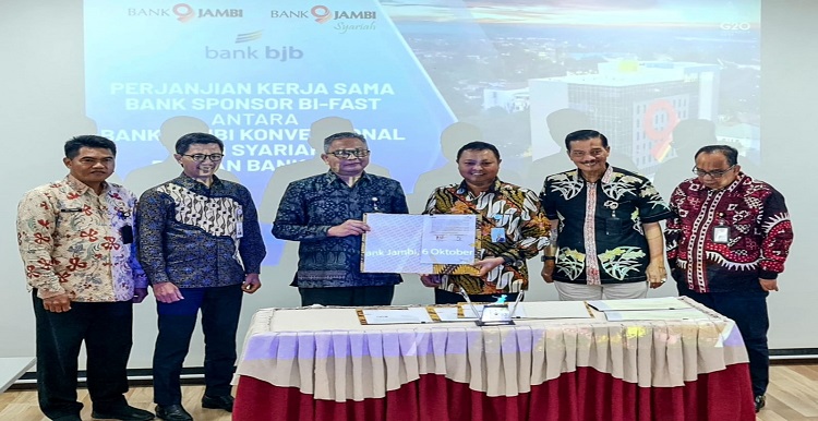 Guna memajukan bisnis perusahaan dan mendorong laju perekonomian daerah, PT Bank Pembangungan Daerah Jawa Barat dan Banten, Tbk. (bank bjb) kembali melakukan kolaborasi dengan perbankan lainnya. Kali ini, bank bjb melakukan Penandatanganan Perjanjian Kerja Sama (PKS) dengan PT Bank Pembangunan Daerah Jambi dan PT Bank Pembangunan Daerah Jambi Unit Usaha Syariah. Kerja sama yang dijalin adalah tentang pengelolaan likuiditas Peserta Tidak Langsung (PTL) oleh bank sponsor. Hal tersebut dilakukan dalam rangka penyelenggaraan transaksi Bank Indonesia – Fast Payment (BI-FAST). Melalui kerjasama ini, bank bjb akan berperan sebagai Bank Sponsor untuk melakukan pengelolaan likuiditas Bank Jambi dan Bank Jambi Unit Usaha Syariah pada Bank Indonesia dalam rangka penyelenggaraan transaksi BI-FAST. Penandatanganan PKS diselenggarakan pada Kamis 6 Oktober 2022 di Kantor Pusat Bank Jambi, Jalan Jenderal A. Yani Nomor 18, Telanipura, Jambi. Acara penandatanganan PKS dilaksanakan oleh Direktur Information Technology, Treasury & International Banking bank bjb Rio Lanasier dan Direktur Pemasaran dan Syariah Bank Jambi Khairul Suhairi. Penandatanganan PKS disaksikan oleh Direktur Utama Bank Jambi Yunsak El Halcon dan Direktur Operasional Bank Jambi Pauzi Usman serta turut hadir Dewan Komisaris Independen Bank Jambi Agus Pringadi, Direktur Utama bank bjb syariah Adang A Kunandar.