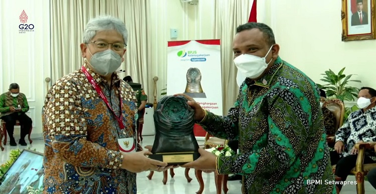 bank bjb meraih anugerah Paritrana Award 2022 untuk kategori Badan Usaha Besar, karena dinilai turut berperan aktif, berkontribusi serta memiliki tingkat kepatuhan yang baik dalam mengimplementasikan Jaminan Sosial Ketenagakerjaan selama tahun 2021. Proses seleksi secara komperhensif telah dilalui oleh seluruh peserta Paritrana Award 2022, yang mana pada tahun ini bank bjb berhasil dinobatkan sebagai Badan Usaha Skala Besar terbaik peringkat pertama. Penghargaan tersebut diberikan oleh Wakil Menteri Ketenagakerjaan Ir. Afriansyah Noor, M.Si kepada Direktur Utama bank bjb Yuddy Renaldi yang disaksikan oleh Wakil Presiden Ma'ruf Amin, di Istana Wakil Presiden, Kamis (27/10). "bank bjb menyampaikan rasa terimakasih dan sangat mengapresiasi atas penghargaan yang diberikan," ucap Yuddy. bank bjb meraih Paritrana Award karena telah turut berkontribusi dalam berbagai program BPJS Ketenagakerjaan.