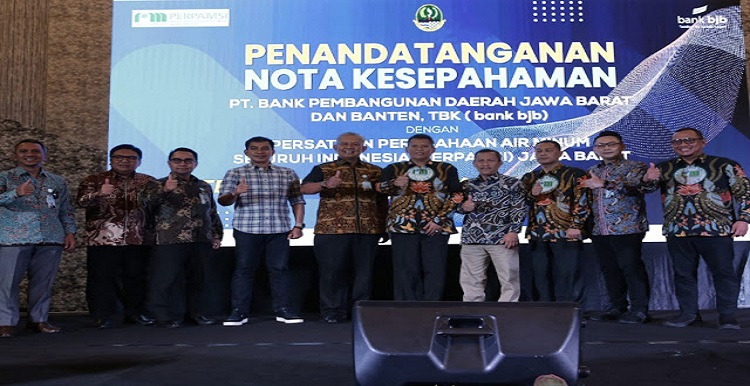 Bank bjb melakukan penandatanganan Nota Kesepahaman (MoU) dan Perjanjian Kerja Sama (PKS) dengan Persatuan Perusahaan Air Minum Seluruh Indonesia (Perpamsi) Provinsi Jawa Barat di Hotel Holiday Inn Pasteur, Kota Bandung, Jumat 21 Oktober 2022. Kerja sama antara kedua belah pihak mencakup penyediaan berbagai jasa layanan perbankan. MoU dan PKS ditandatangani oleh SEVP Bisnis bank bjb Beny Riswandi dan Ketua Perpamsi Jawa Barat Budi Karyawan. Acara juga turut dihadiri oleh jajaran direksi dari PDAM Kota dan Kabupaten Bandung serta kabupaten se-Jawa Barat, serta para pengurus pusat Perpamsi.