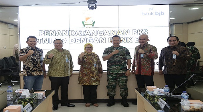 bank bjb menjalin sinergi dengan Tentara Nasional Angkatan Darat (TNI AD). Hal tersebut tertuang dalam penandantanganan Perjanjian Kerja Sama (PKS) antara kedua belah pihak terkait pemanfaatan jasa layanan perbankan. Penandatanganan PKS dilaksanakan pada Jumat 28 Oktober 2022 pukul 14.00 WIB di Mabes TNI AD, Jalan Veteran, Jakarta Pusat. PKS ditandatangani oleh Direktur Konsumer dan Ritel bank bjb Suartini dan Aspers Kasad TNI AD, Mayjen TNI Darmono Susastro.