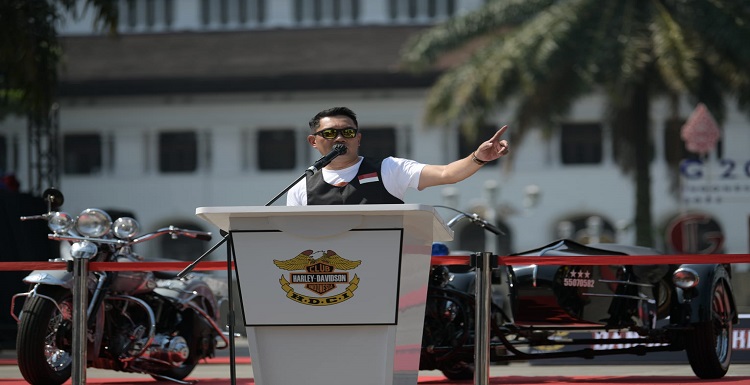 Gubernur Jawa Barat Ridwan Kamil membuka acara Bandung Bike Festival 2022 di Jalan Diponegoro, Kota Bandung, Sabtu (1/10/2022). Sebelum membuka acara, Ridwan Kamil bersama puluhan rider Harley Davidson Club Indonesia (HDCI) mengelilingi Kota Bandung menggunakan motor klasik. Selain dihadiri komunitas HDCI se-Indonesia dan mancanegara (Singapura, Brunei Darusslam dan Malaysia), Bandung Bike Festival juga melibatkan pelaku Usaha Mikro, Kecil, dan Menengah (UMKM) guna membantu meningkatkan roda perekonomian. "Acara ini menggandeng UMKM Kota Bandung dan Jawa Barat. Dengan mengucap bismillahirrahmanirrahim, kegiatan Bandung Bike Festival ini saya resmikan dimulai," kata Kang Emil, sapaan akrab Ridwan Kamil.