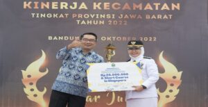 Gubernur Jawa Barat Ridwan Kamil memberikan penghargaan kepada delapan camat terbaik di Jabar. Penghargaan diberikan berdasarkan penilaian sinergitas kinerja tahun 2022. Gubernur juga memberikan hadiah bagi delapan camat terbaik tersebut mengikuti “Short Course Smart Nation: Strategies, Opportunities and Cybersecurity Management for West Java, Indonesia", selama lima hari di Singapura. "Kami berangkatkan ke Singapura lima hari bukan untuk belanja, tapi untuk belajar, spiritnya harus ada. Pulang dari Singapura ilmunya jangan ditelan sendiri, bikin kuliah umum untuk tim kecamatan," kata Ridwan Kamil dalam acara Penyerahan Penghargaan Hasil Sinergitas Kinerja Kecamatan Tingkat Provinsi Jawa Barat, di Gedung Sate, Kota Bandung, Selasa (11/10/2022).