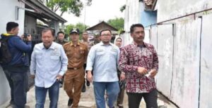 Anggota Komisi IV DPRD Provinsi Jawa Barat melakukan kunjungan kerja dalam rangka meninjau program Rutilahu di Kota Cirebon, pada kesempatan kali ini Komisi IV meninjau Rutilahu di Kelurahan Kesenden, Kecamatan Kejaksan, Kota Cirebon. (Rabu, 12/10/2022). Anggota Komisi IV DPRD Provinsi Jawa Barat turun langsung ke lapangan untuk meninjau langsung program Rumah Tinggal Layak Huni (Rutilahu) di Kota Cirebon . Komisi IV yang membidangi pembangunan ini pada kesempatan tersebut menggelar audiensi dengan masyarakat legislator mengapresiasi progres program tersebut.