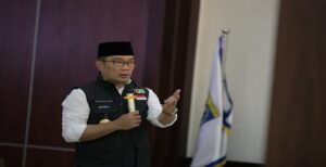 Gubernur Jawa Barat Ridwan Kamil meminta usulan dari masyarakat untuk penamaan Kereta Cepat Jakarta-Bandung (KCJB). Nama yang terpilih nantinya akan diserahkan kepada Presiden Joko Widodo untuk diputuskan. Ini sesuai arahan dari Presiden Joko Widodo saat meninjau Stasiun KCJB di Tegalluar beberapa hari lalu. Presiden ingin masyarakat Jabar dilibatkan dalam penamaan kereta cepat sebelum diresmikan. "Jadi Pak Presiden ke saya, Pak Gub minta masukan dari masyarakat Jabar namanya apa," ujar Ridwan Kamil di Gedung Sate, Kota Bandung