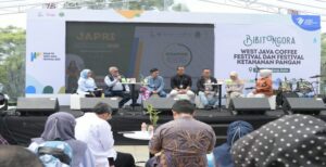 Dinas Komunikasi Informatika kembali menggelar IKP Talks kali ini dengan tema “Literasi Digital, Peluang dan Tantangan bagi Kultur Masyarakat Jawa Barat.” IKP Talks merupakan bagian Festival Literasi Digital dalam rangka Road to Java Festival 2023. IKP Talks kali ini juga diisi pengukuhan Forum Komunikasi Kelompok Informasi Masyarakat (FK-KIM) dan Launching Aplikasi “Public” Klik layar touchscreen pada LED, serta Launching Program Roadshow Jabar makin Cakap Digitial dari Relawan Teknologi Informasi dan Komunikasi (TIK). IKP Talks dihadiri peserta dari Relawan Teknologi Informasi dan Komunikasi (TIK), Kelompok Informasi Masyarakat (KIM), kepala KPU se-Jawa Barat, mahasiswa dan komunitas pegiat literasi digital.