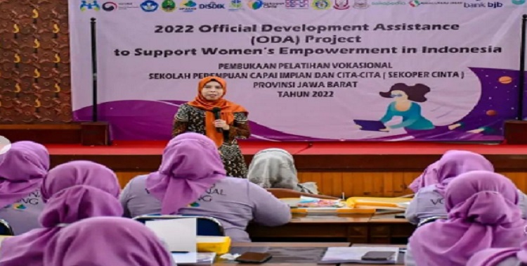 Wakil Ketua DPRD Provinsi Jawa Barat Dr. Hj. Ineu Purwadewi Sundari., S.Sos., M.M. menjadi narasumber pada acara Pelatihan Vokasional Sekolah Perempuan Capai Impian dan Cita-cita yang diselenggarakan oleh Dinas Pemberdayaan Perempuan Perlindungan Anak dan Keluarga Berencana (DP3AKB) Provinsi Jawa Barat dengan Tema "Gender Leadership" yang bertempat di Aula Gedung Sekoper Cinta Jl. Turangga No. 25 Bandung. Senin, (3/10/2022). Pelatihan vokasional ini merupakan salah satu upaya untuk memperoleh keterampilan dan pengetahuan yang diperlukan untuk suatu jenis pekerjaan, sehingga dapat mempertahankan pekerjaan tersebut maupun meningkatkan kedudukannya. Dalam materinya Teh ineu sapaan akrabnya menyampaikan banyak yang harus diperjuangkan untuk kepentingan perempuan diseluruh Jawa Barat.