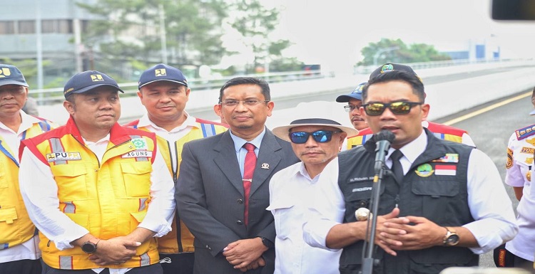 Sekretaris Komisi IV DPRD Jabar, Dr. Bucky Wibawa menghadiri acara fungsionalisasi flyover Kopo, Sabtu (1/10/2022). Turut hadir dalam acara itu, Gubernur Jawa Barat Ridwan Kamil. Buky sapaan akrab politisi senior partai Gerakan Indonesia Raya (Gerindra) ini menyambut baik kehadiran jalan layang Kopo yang membentang sepanjang 1,3 kilometer itu. Dengan adanya jalan layang ini, kemacetan di dua persimpangan bisa ditekan. Lebih lanjut dikatakan wakil rakyat daerah pemilihan (dapil) Jabar 1 melputi Kota Bandung dan Cimahi ini.Kehadiran fly over Kopo layak diapresiasi karena banyak manfaatnya terutama bagi masyarakat di wilayah Bandung Raya.