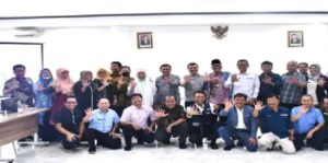 Pimpinan dan Anggota Komisi V DPRD Provinsi Jawa Barat melaksanakan rapat kerja Rapat kerja lanjutan bersama mitra kerja komisi dalam rangka pembahasan Raperda APBD Provinsi Jawa Barat tahun 2023 yang bertempat di Aula Kantor Cabang Dinas Pendidikan Wilayah VII Provinsi Jawa Barat, Kota Cimahi Selasa (4/10/2022). Adapun mitra komisi yang hadir dalam kesempatan tersebut diantaranya : Dinas Sosial Provinsi Jawa Barat, Dinas tenagakerja dan transmigrasi Provinsi Jawa Barat. Biro Kesra Setda Provinsi Jawa Barat ,Kantor Wilayah Kementrian Agama Provinsi Jawa Barat, Dinas Pendidikan Provinsi Jawa Barat dan KCD pendidikan wilayah 1 sampai dengan wilayah XIII. Ketua Komisi Ketua Komisi V DPRD Provinsi Jawa Barat, DR.H. Abdul Harris Bobihoe mengatakan, bahwa rapat pembahasan ini merupakan tugas setiap komisi di DPRD Jabar untuk membahas RAPBD Tahun Anggaran 2023 yang telah disampaikan oleh Gubernur Jawa Barat.